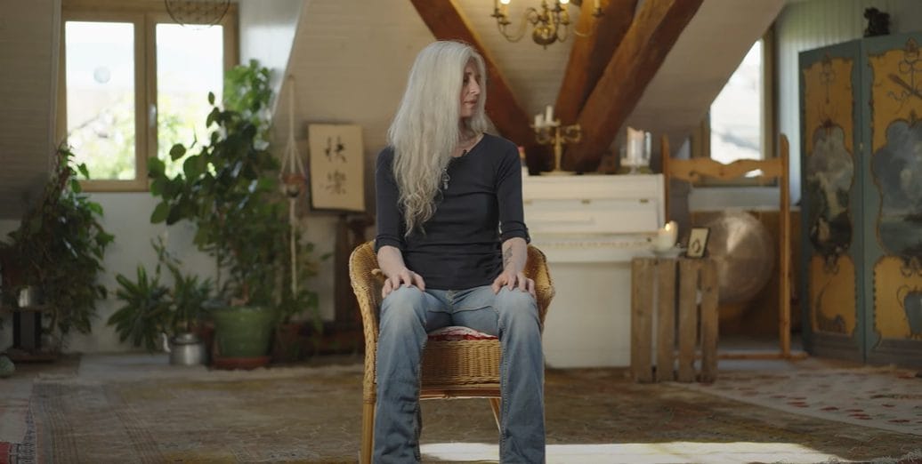 Routine : Un geste simple, comme tourner la tête en relâchant un côté pour apprendre à observer, et sentir comment, dans ce mouvement, le corps se déleste spontanément de ses retenues.